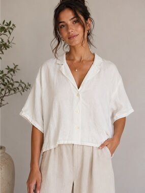 Lowrys Farm Japan Cropped Flax Blend Button-Front Camp Collar Shirt in Off-White